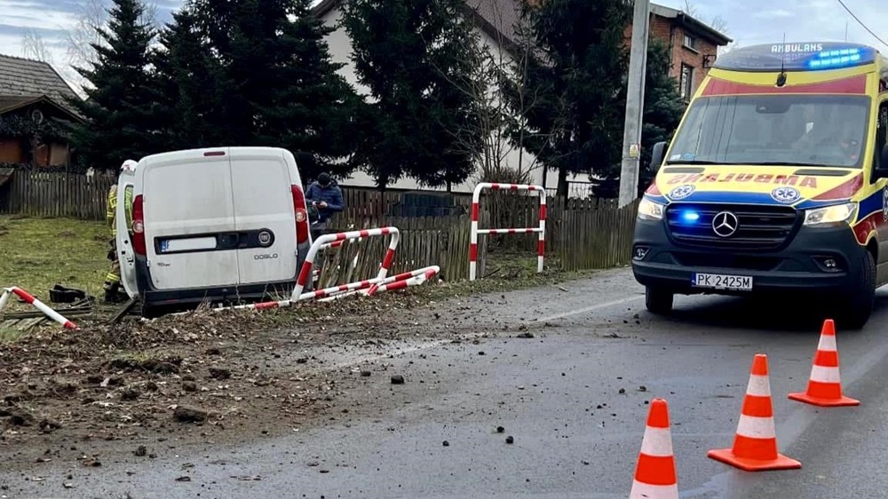 Gm Brzeziny 23 latek zasnął za kierownicą Jego pojazd uderzył w