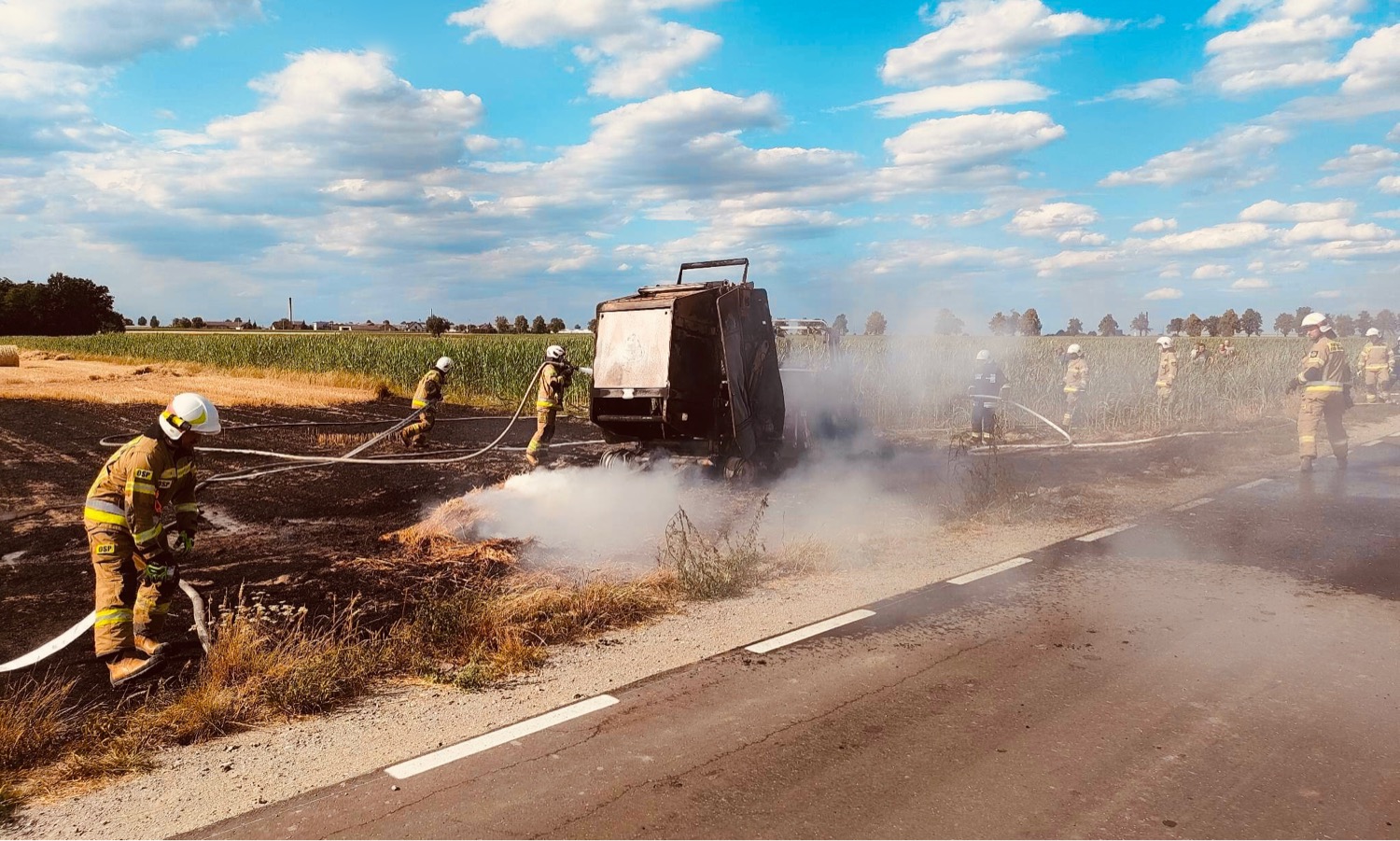 Pożar podczas żniw w gminie Blizanów. Spłonął traktor, prasa rolnicza i zboże [FOTO]
