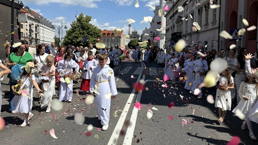 Uroczystość Najświętszego Ciała i Krwi Pańskiej w Kaliszu – wyraz wiary i tradycji [FOTO]