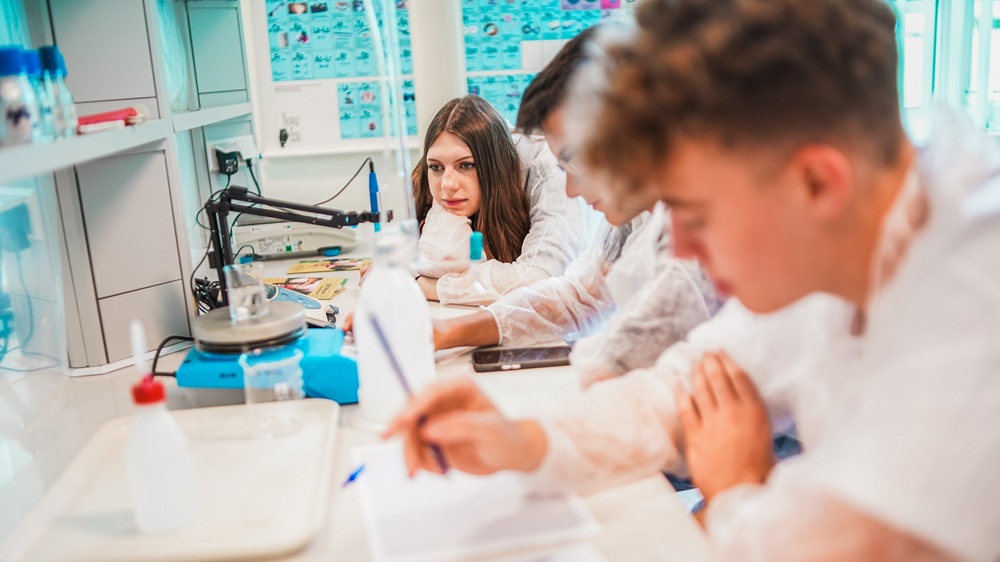 Zainspirowani nauką. Uniwersytet Kaliski zabrał młodzież do świata eksperymentów i technologii