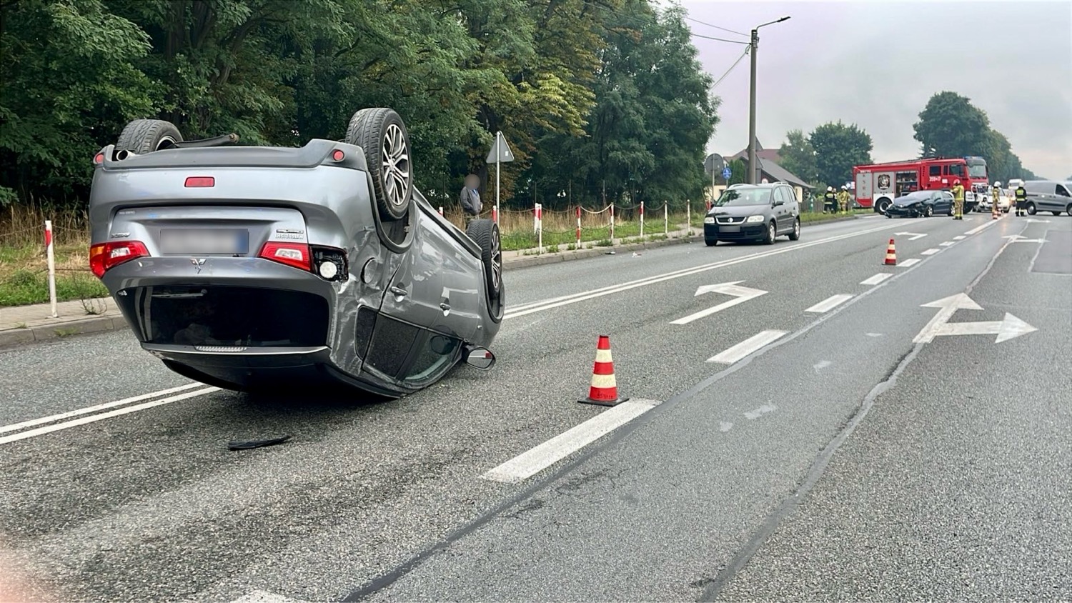 Wypadek na DK12 w gminie Szczytniki. Po zderzeniu jedno z aut dachowało [FOTO]