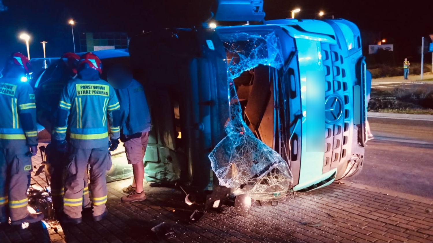 Betonomieszarka leży na boku! Wypadek u zbiegu ul. Warszawskiej z ul. Łódzką [FOTO]