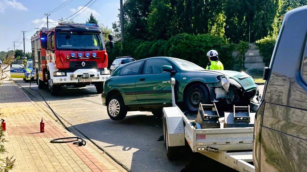 Osobowy Nissan wjechał w zaparkowaną lawetę. Za kierownicą 91-letni mężczyzna [FOTO]