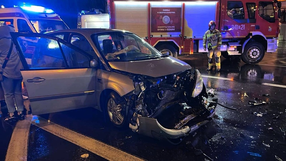 Kalisz. Wypadek w centrum miasta. Jeden z kierowców zignorował czerwone światło [FOTO]