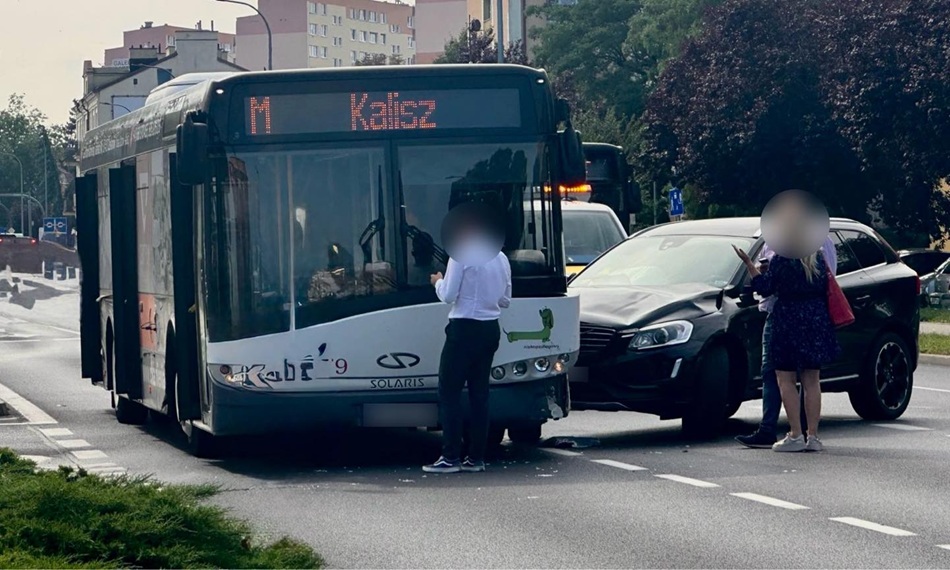 Ostrowska „emka” poszkodowana w zderzeniu z Volvo na ul. Górnośląskiej w Kaliszu