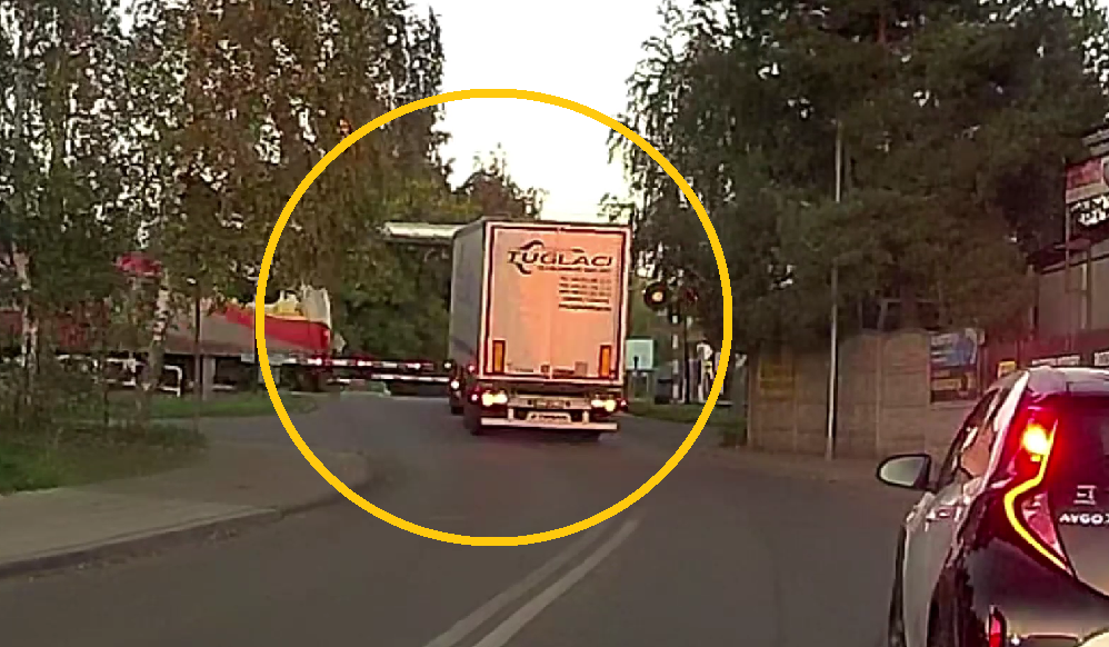 Zagorzynek. Sekundy od zderzenia z pociągiem! Kierowca wycofał w ostatniej chwili [WIDEO]