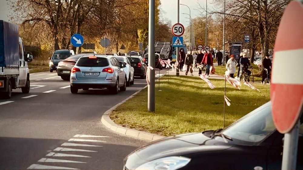 Organizacji ruchu, dojazdu i parkowania pojazdów na terenach przyległych do cmentarzy