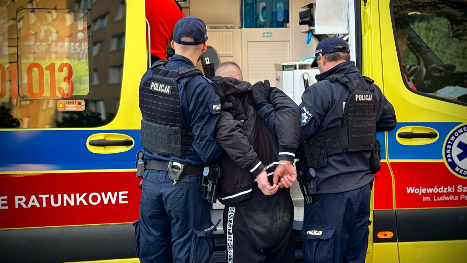 Kalisz: Desperat na zewnętrznym parapecie wieżowca! Błyskawiczna interwencja policjantów