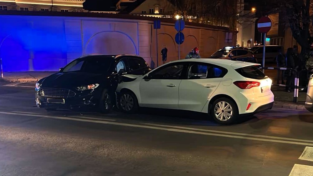 Kolizja pojazdów w centrum miasta. Ul. Bankowa w Kaliszu częściowo zablokowana [FOTO]