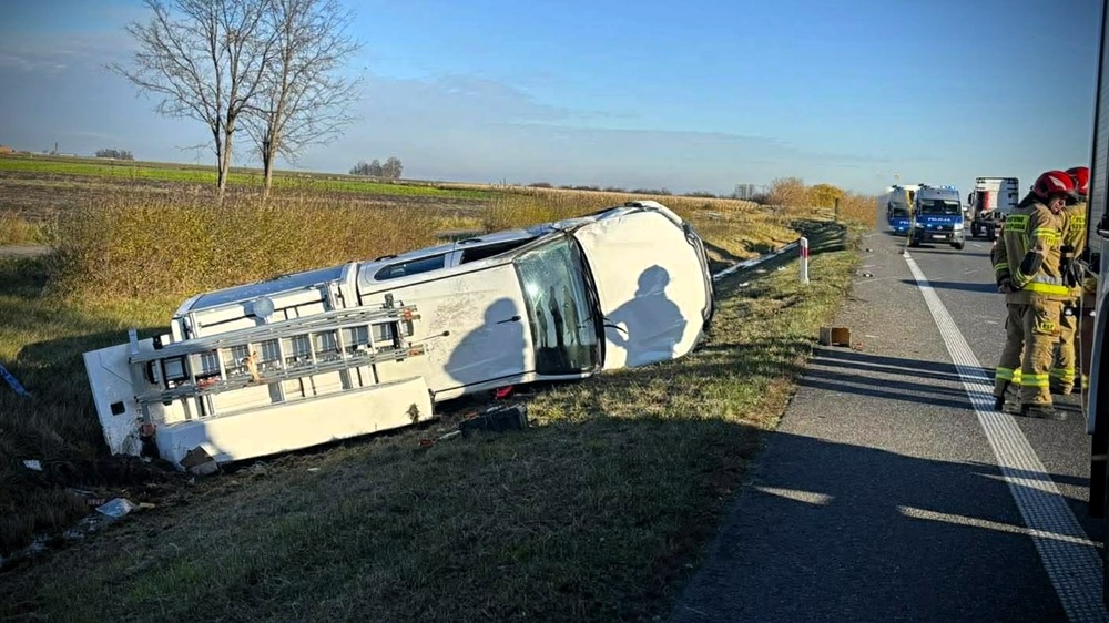 Zderzenie i dachowanie na DK25! Na trasie Kalisz – Ostrów Wlkp. ruch wahadłowy [FOTO]
