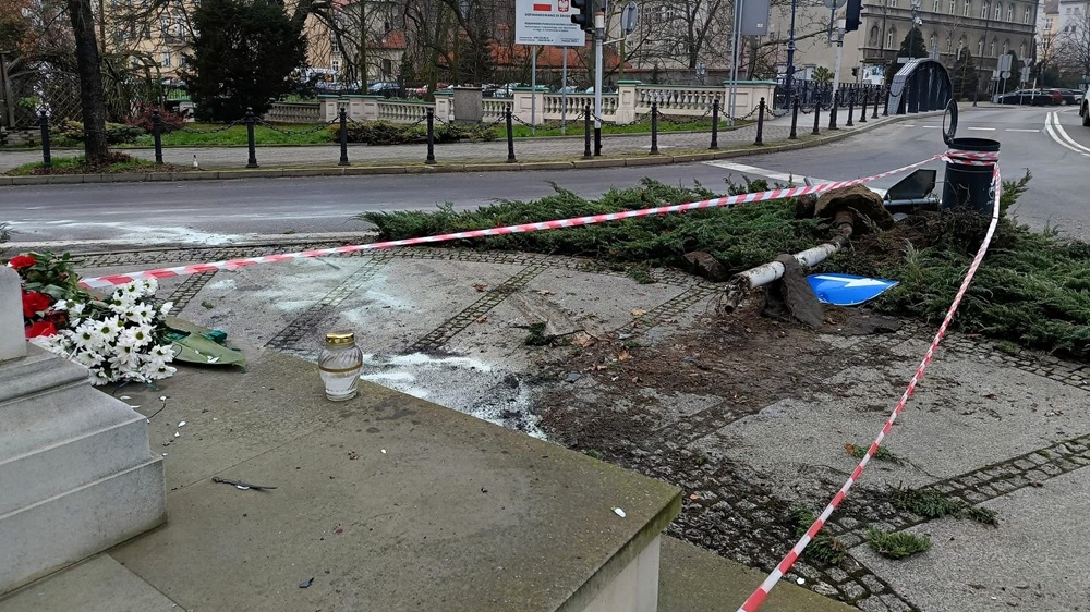 Kalisz. 23-letni kierowca BMW uderzył w pomnik Piłsudskiego! Stracił prawo jazdy [FOTO]