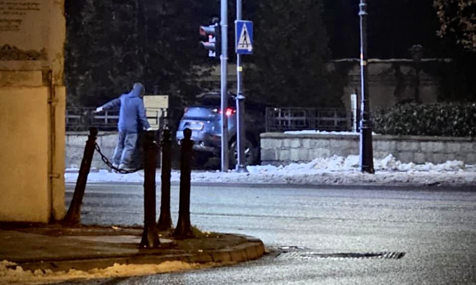 Kalisz. Schody pomylone z wjazdem na parking. Samochód osobowy zawisł przed kościołem