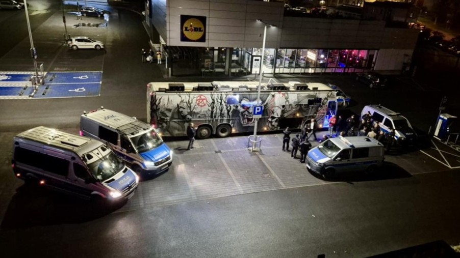 „Hałaśliwy” autobus na marketowym parkingu przy ul. Górnośląskiej. Krzyki, dym i muzyka