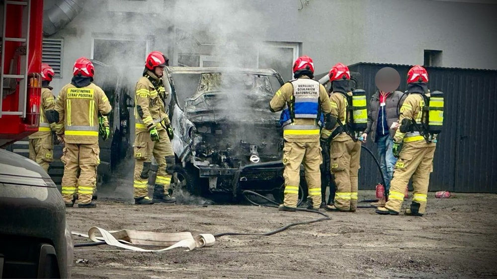 Kłęby dymy nad ul. Chopina w Kaliszu. Na placu firmy płonie samochód dostawczy [FOTO]