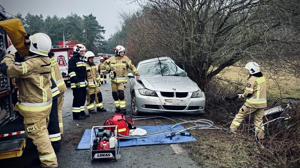 Wypadek w Zamętach. BMW roztrzaskało się na drzewie. Ranna kobieta [FOTO]