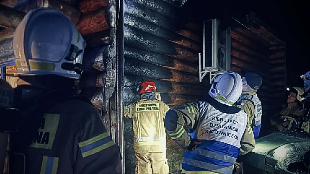 Nocny pożar śmietnika w Słuszkowie! Ogniem zajęła się drewniana restauracja [FOTO]