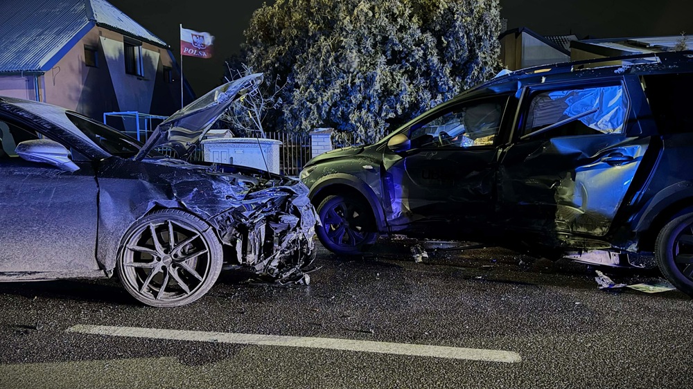 Pięć osób rannych po zderzeniu nieoznakowanego radiowozu z Uber’em w Kaliszu [FOTO]