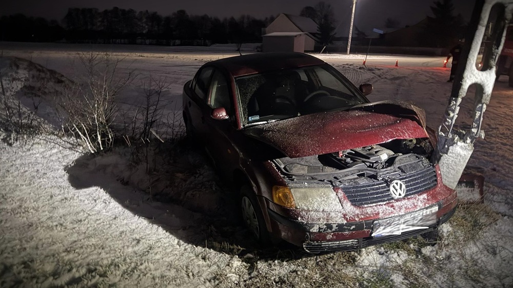 Ślisko i niebezpiecznie! W gm. Mycielin osobowy Volkswagen uderzył w betonowy słup