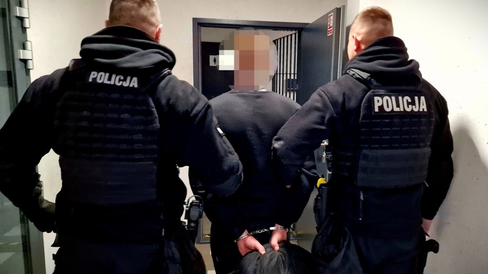 Groził taksówkarzowi „bronią”. 26-letni kaliszanin działał w warunkach tzw. recydywy