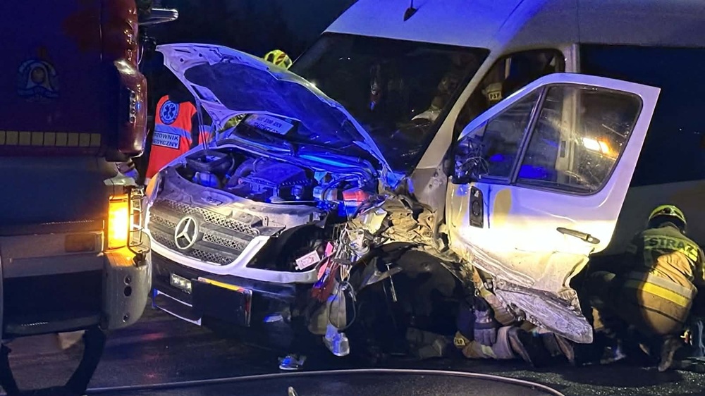 Czołowe zderzenie auta osobowego z minibusem na ul. Łódzkiej! Są poszkodowani [FOTO]