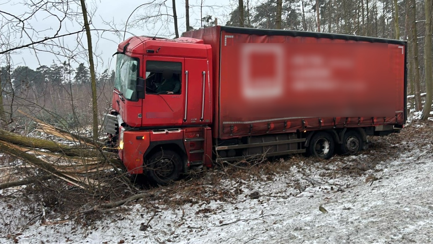 Wypadek na DK25 w Zbiersku! Samochód ciężarowy uderzył w drzewo. Poszkodowany kierowca