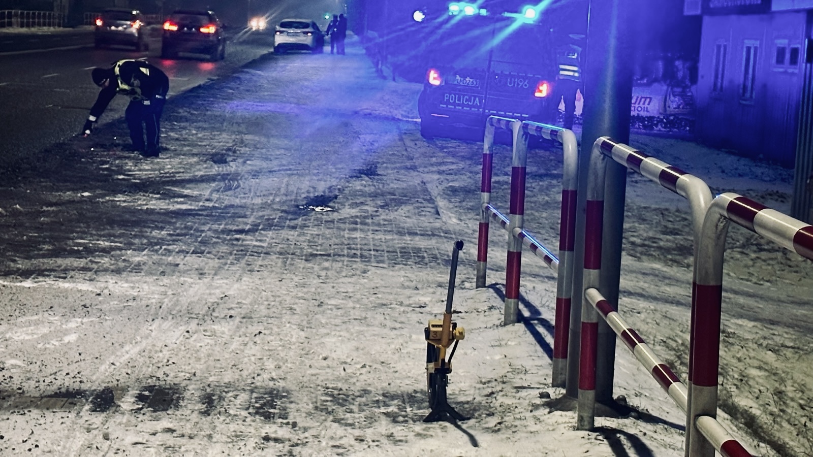 Wypadek na ul. Wrocławskiej. Nietrzeźwy 43-latek potrącony przez samochód osobowy