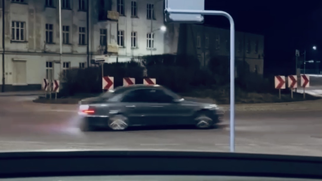 Driftował nocą na rondzie. Błyskawiczna reakcja policji i kara dla kierowcy Mercedesa