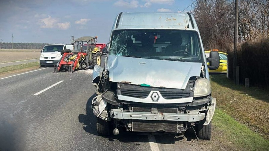 Ciągnik skręcał, bus wyprzedzał. Zderzenie pojazdów na DK25 w Zbiersku [FOTO]