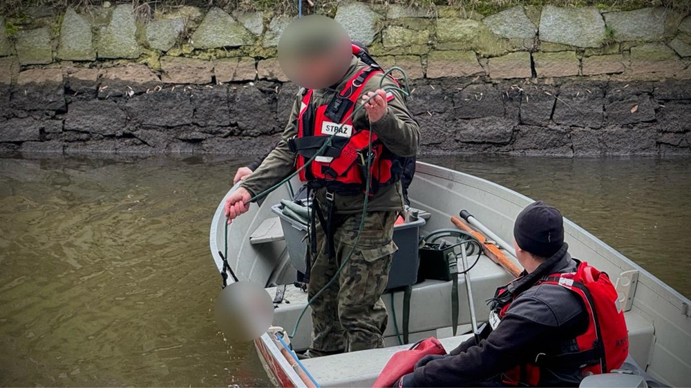 „Akcja zakończona sukcesem”. Śledczy z Sieradza znaleźli w rzece metalowy przedmiot