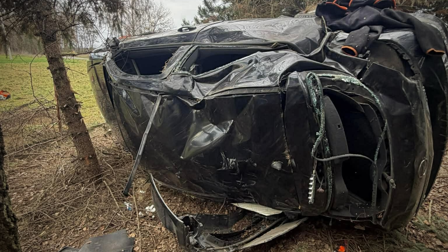 Wypadek w Rogalu! Opel wypadł z drogi i dachował na posesji. Jedna osoba ranna [FOTO]