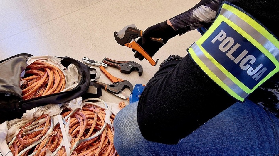 Kradli kable ze stacji ładowania w Kaliszu. Zatrzymani w Łodzi, straty sięgają 30 tys. zł