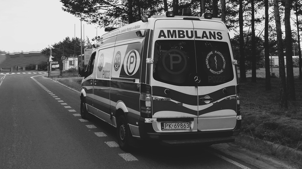 Zwłoki mężczyzny ujawnione w przydrożnym rowie. Interweniowały służby ratunkowe