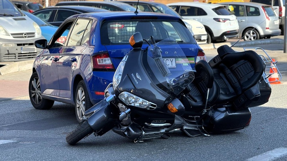 Zderzenie Skody z jednośladem na ul. Polnej w Kaliszu. Motocyklista trafił do szpitala