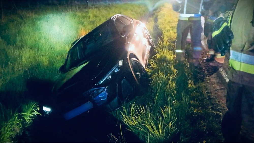 Pijani w nowym Audi – samochód wpadł do rowu! Policja ustala, który z nich kierował