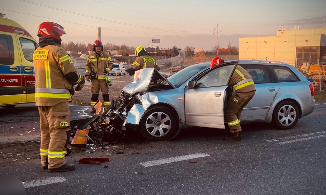 Groźne zderzenie na wojewódzkiej „470” pod Kaliszem. Droga częściowo zablokowana [FOTO]