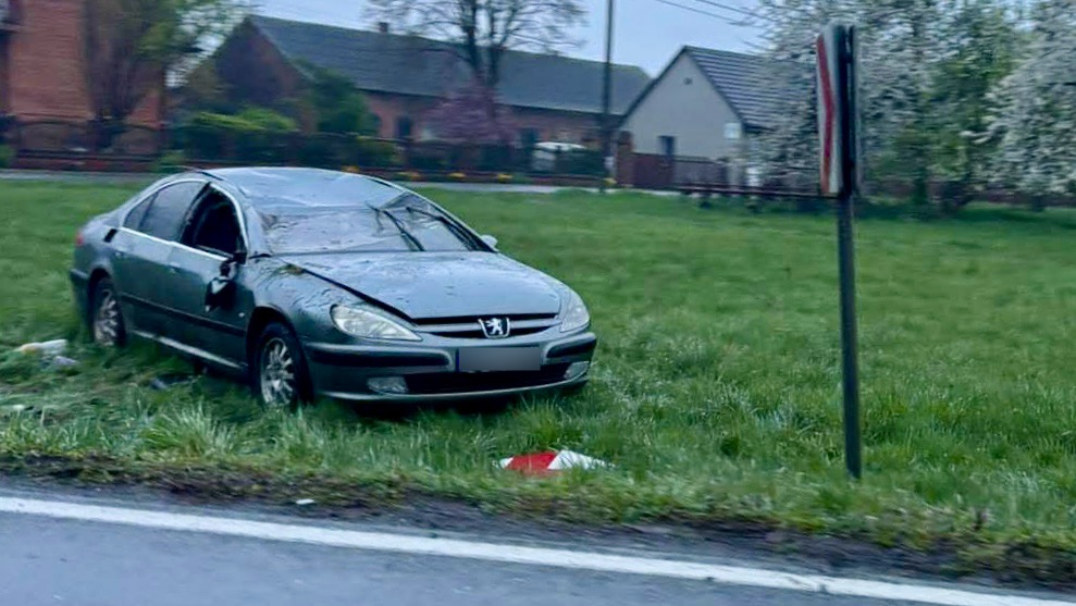 Wypadek w gm. Opatówek. 18-latek nie dostosował prędkości do warunków na drodze