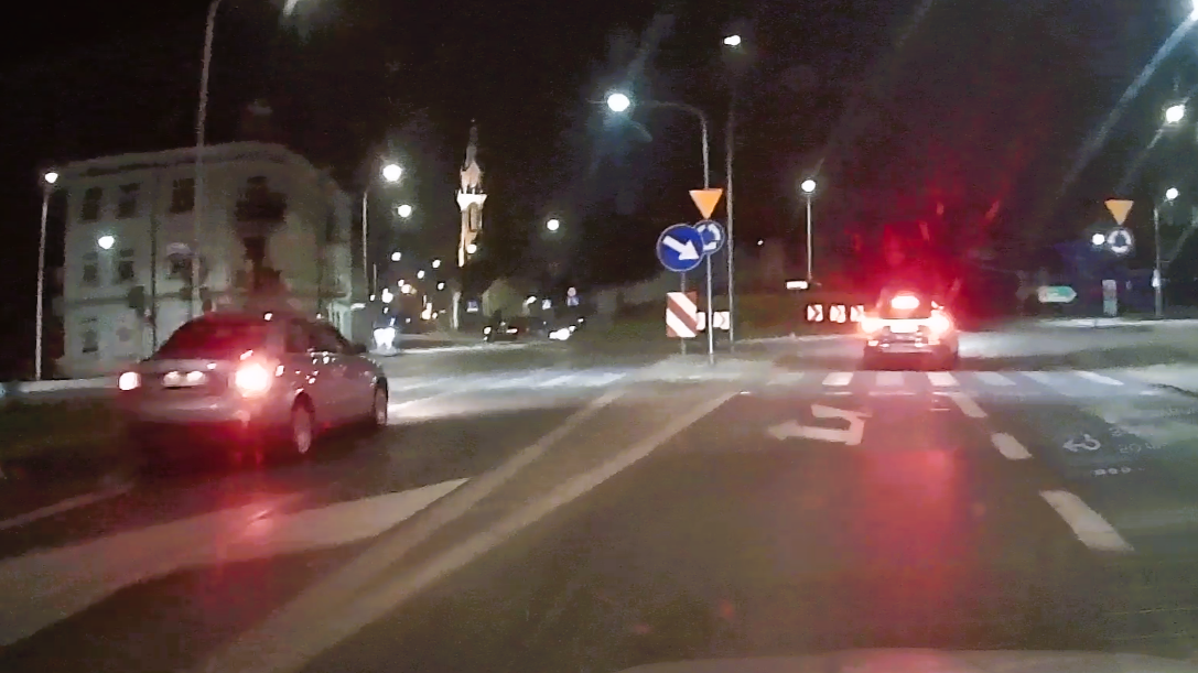 Niebezpieczne manewry na ul. Częstochowskiej. Audi kończy twardym lądowaniem [WIDEO]