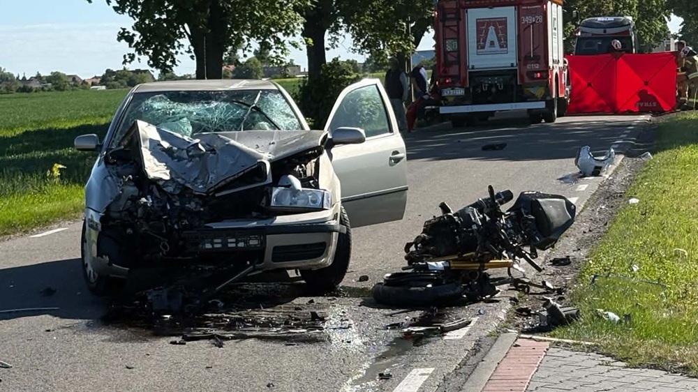 Dramatyczny wypadek w Blizanówku! Kierowca Skody zjechał na czołówkę z jednośladem