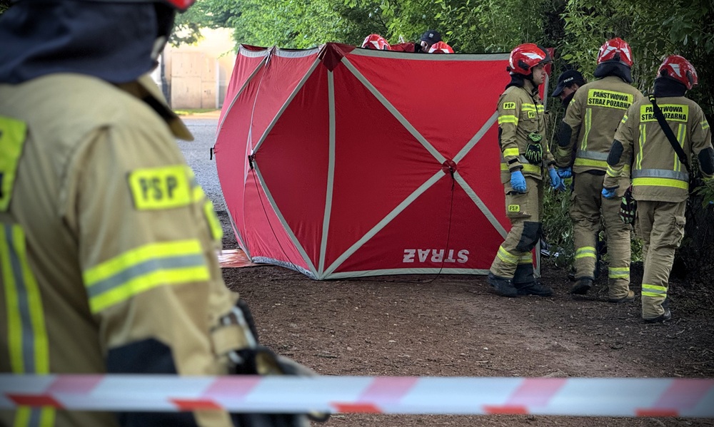 Interwencja służb w parku Miejskim. Z rzeki Prosny wyciągnięto zwłoki mężczyzny [FOTO]