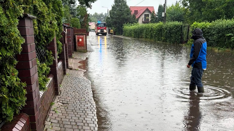 Intensywne opady nad miastem i powiatem kaliskim. Strażacy nie mają chwili wytchnienia