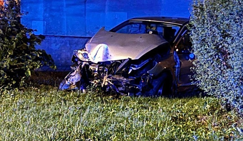 Niedostosowanie prędkości na ul. 3 Maja w Kaliszu. Peugeot uderzył w latarnię i drzewo