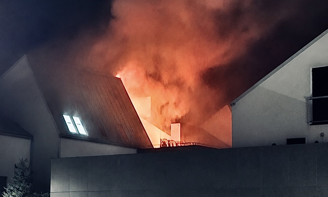 Groźny pożar budynku mieszkalnego w Kościelnej Wsi. Ogień objął poddasze