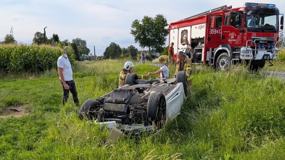 Dachowanie BMW w Szczytnikach. Kierowca prawdopodobnie zasnął za kierownicą [FOTO]